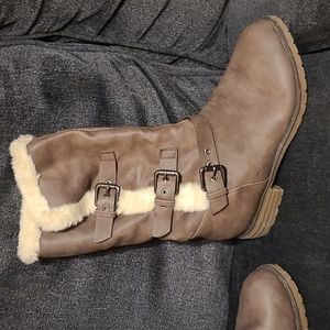 Boots with light fur